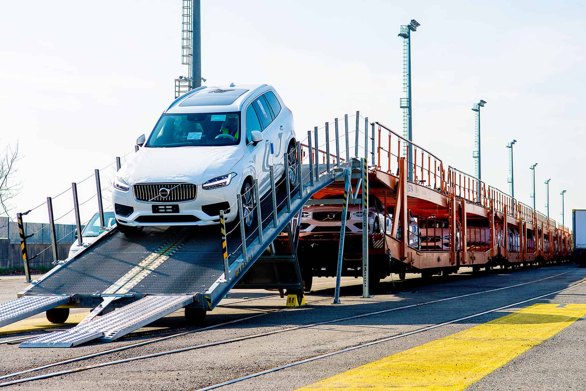 Trasporto convenzionale ed eccezionale - scarico autovetture Malpensa Intermodale